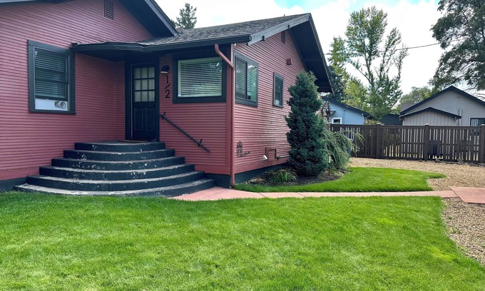 Southern Crossing Apartment | Cozy apartment in wonderful Bend with WiFi, AC