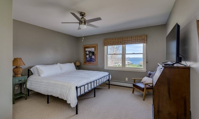 Cape Vincent House | Cozy apartment w/river view near boat launch
