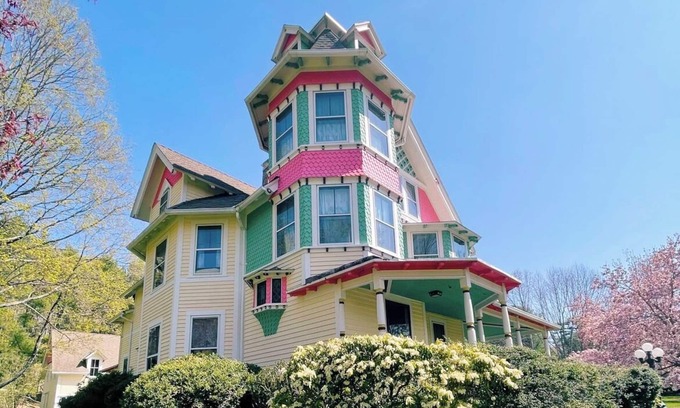 Chester Center Apartment | Cozy apartment with a bird's eye view of Chester. 5 minute walk downtown