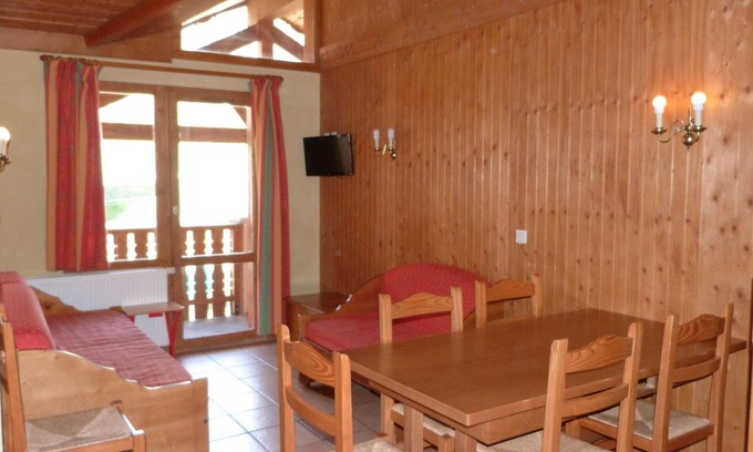 Lanslevillard Apartment | Cozy apt 6 ppl, near slopes, WiFi, parking, sheets included