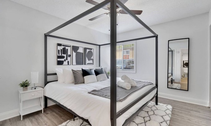 SoHo Apartment | Cozy Bayshore King suite | Pool, Gym & Parking!