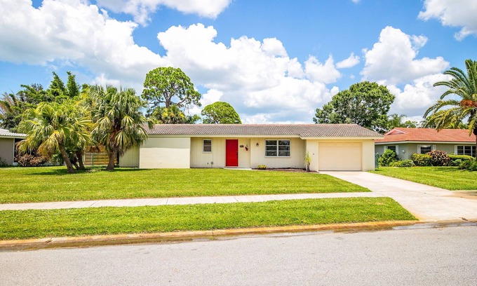 Gulf Gate Woods House | Cozy beach house with pool near Siesta Key Beach