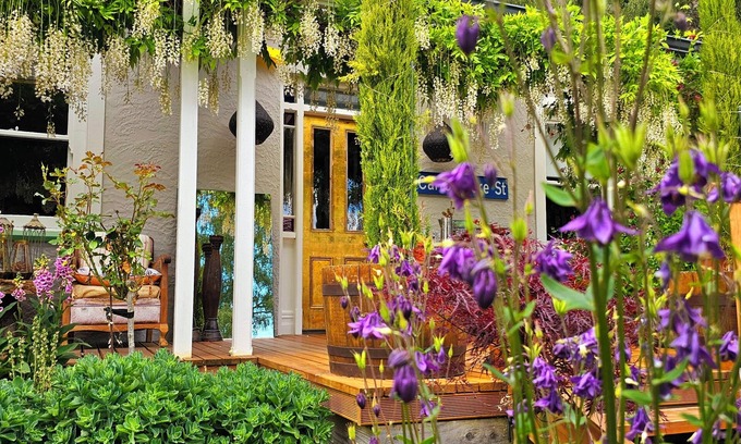 Naseby Cottage | Cozy, beautifully decorated cottage sitting in a stunning seasonal garden