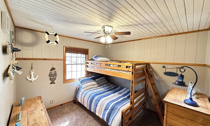 Lowell House | Cozy Beaver Lake Getaway