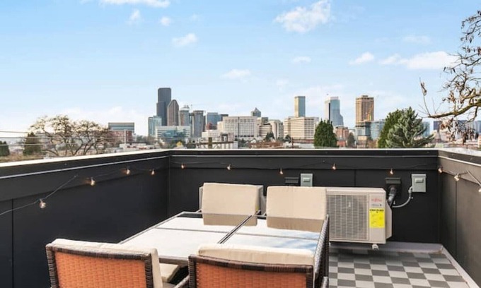 Minor House | Cozy Brand New 2B2B Space Needle View Pet Friendly