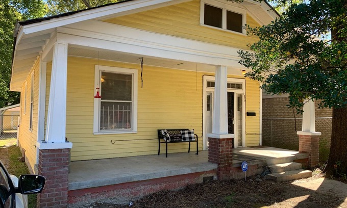 Cooper-Young Historic District House | "Cozy Bungalow with Serene Fenced Yard - Stroll to Top Restaurants/Bars!nn