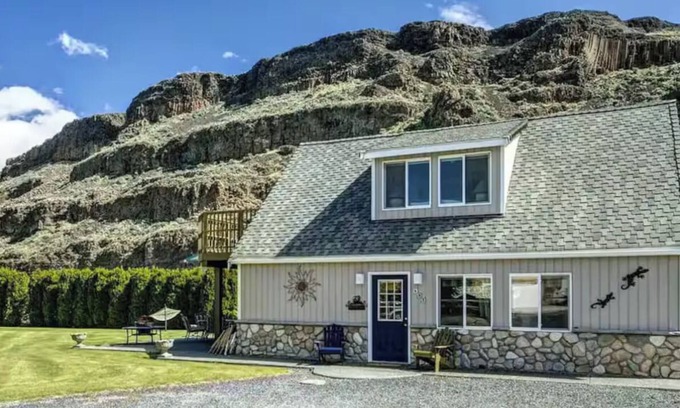 Sunland Estates Cabin | Cozy Cabin in Sunland Estates - 6 min to Gorge Amphitheater!