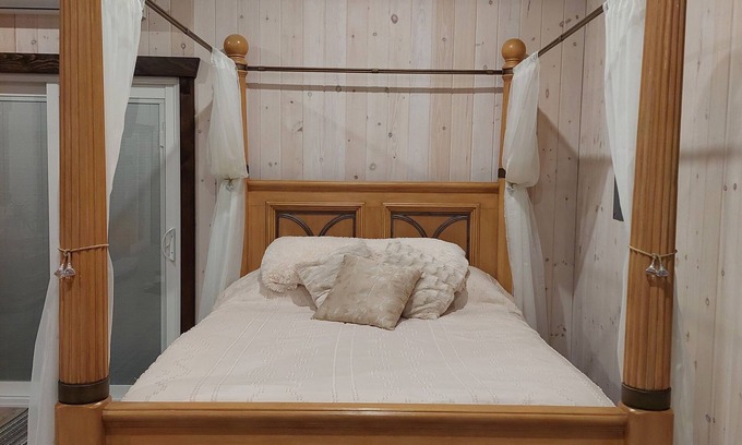 Pointe aux Roches Cabin | Cozy cabin including a pool and a country view, 5 min from the lake.