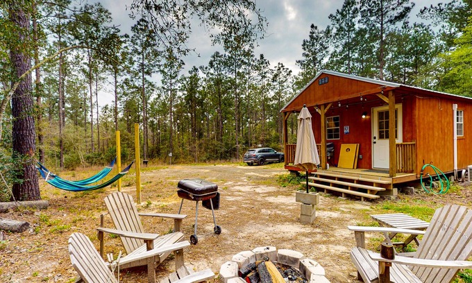 Colmesneil Cabin | Cozy Cabin Near Lakes w/ Hammock & Outdoor Shower