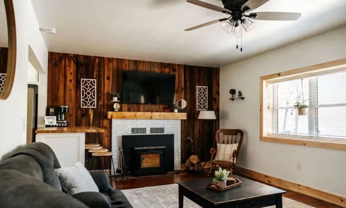 Laurelton Cabin | Cozy Cabin on the Creek with Hot Tub!