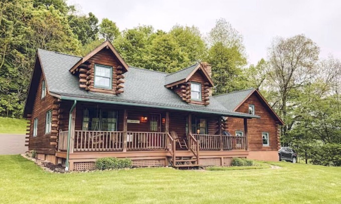 Dundee Cabin | Cozy cabin on the hill with amazing surroundings.