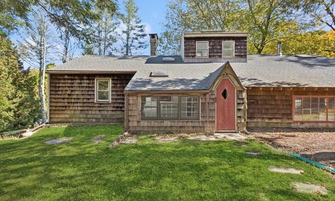 Newtown Cottage | Cozy Cabin @ Sticks & Stones Farm