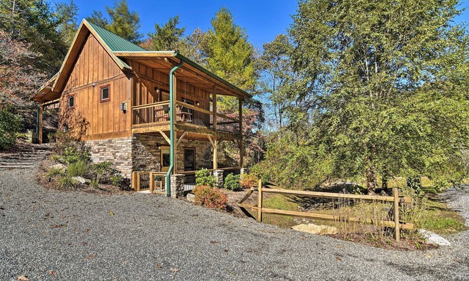 Weaverville Cabin | Cozy Cabin w/Hot Tub & Fireplace – 15 Mi to Asheville