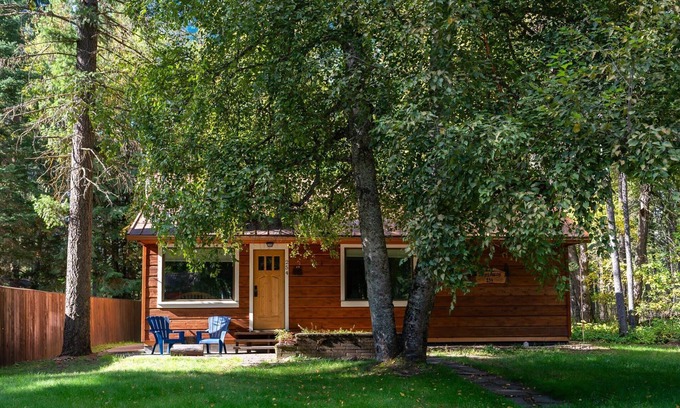West Glacier Cabin | Cozy Cabin Walk to Glacier National Park