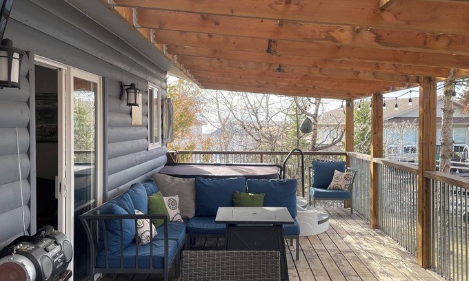 Saint Louis Cabin | Cozy Cabin with hot tub!