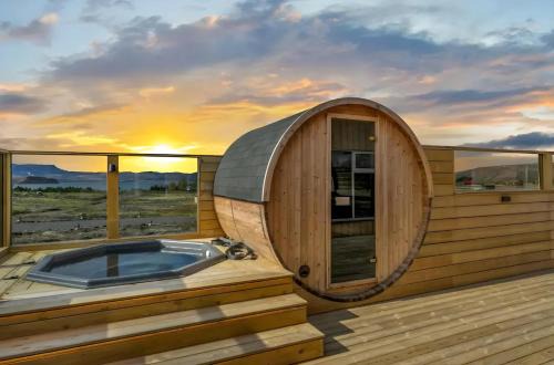 Veidilundur Apartment | Cozy Cabin with Hot Tub & Sauna - Ultimate Retreat