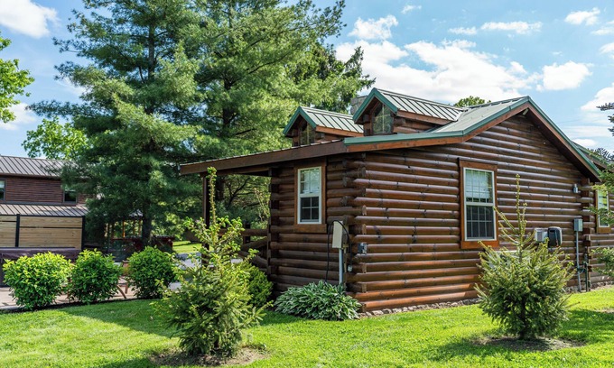 Millersburg Cabin | Cozy cabin with hot tub and jacuzzi, Amish Country