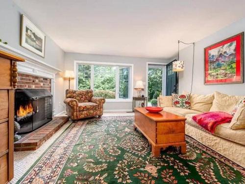 West Barnstable House | Cozy Cape Classic-Central AC&Near Bay Beaches