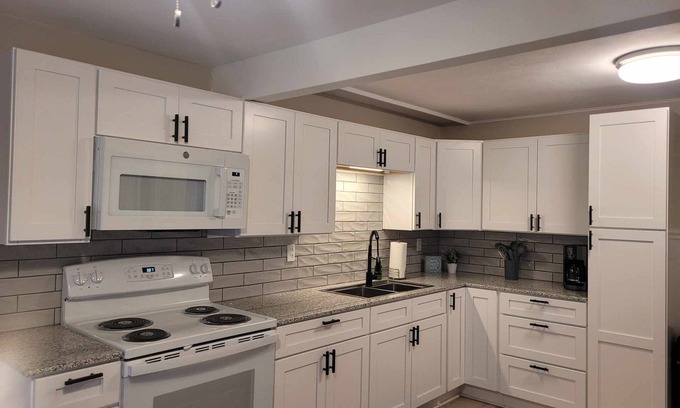Lindbergh Lawns House | Cozy Cape convenient to Fairgrounds, Downtown,Hospitals,Amphitheater & much more
