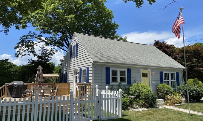 West Mystic House | Cozy Cape Escape - Walk to Downtown Mystic