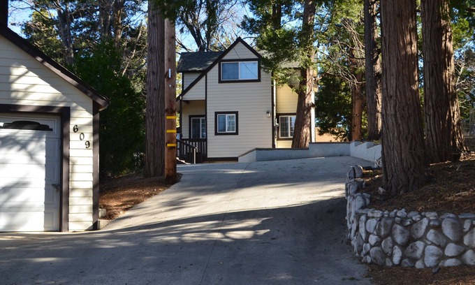 Twin Peaks House | Cozy Cedar Lane Landing is nestled in Twin Peaks with all the amenities of home!