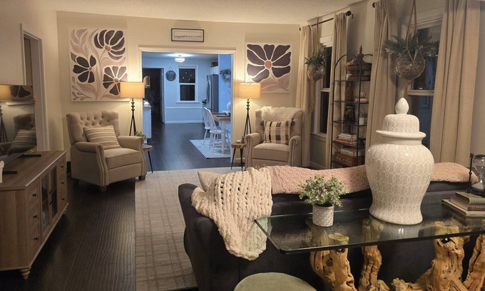 Mentor House | Cozy Centrally Located Gem-King, Hot Tub, Pets OK, Shops & 15 Mins to Lake Erie