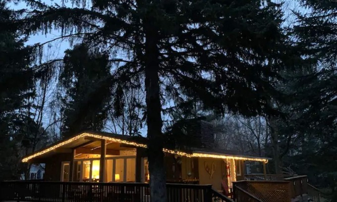 The Blue Mountains Ski Chalet | Cozy chalet w/heated pool, hot tub, sauna 3 min dr. to the Blue Mountain village