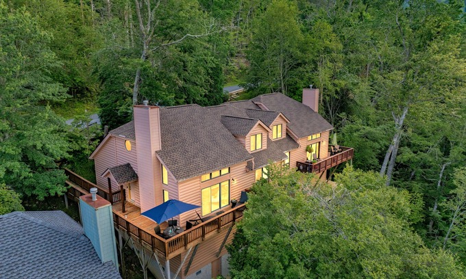 Sugar Mountain House | Cozy Chalet Retreat w Stunning Views +Fireplace/100 yrs from Slopes