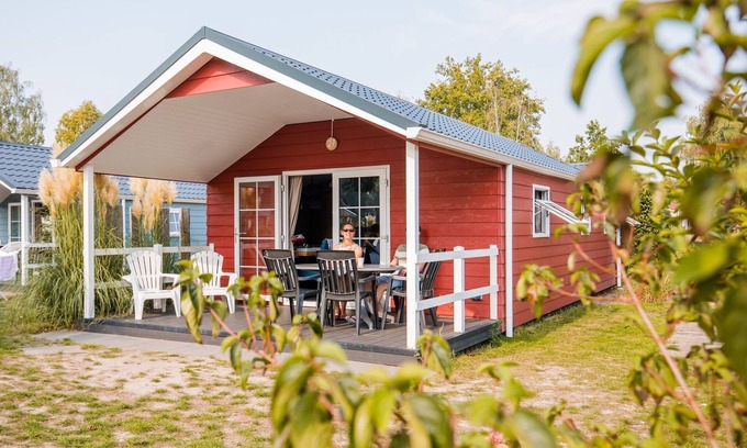 Leuken Ski Chalet | Cozy chalet with covered terrace, in a holiday park on the Leukermeer