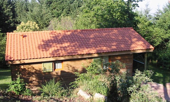Les Noes Cottage | Cozy Chalet with Private Terrace, Fishing Pond, and Access to Sports & Outdoor Activities