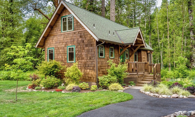 McKenzie Bridge Cabin | Cozy, charming McKenzie River front 2-bedroom cabin in McKenzie Bridge,