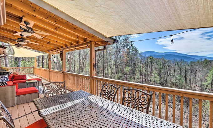 Hidden Lake Cabin | Cozy Cherry Log Cabin ~ 10 Mi to Mercier Orchards