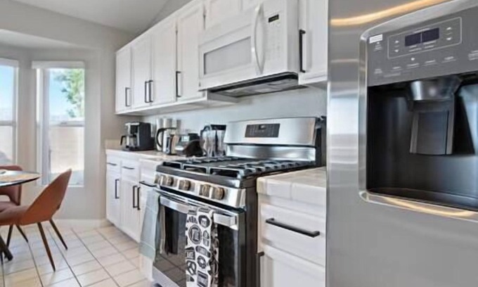 North Las Vegas House | ❤️Cozy Chic 3BR Home w/Pool Table and Hot Tub