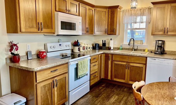 Marshfield House | Cozy Chic Farmhouse for Traveling Professionals