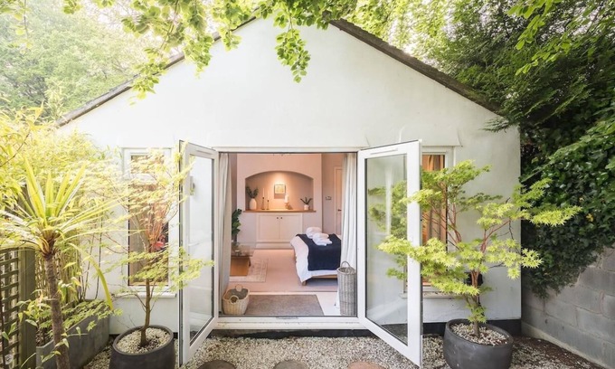Failand Apartment | Cozy City Retreat in Bristol with parking & patio