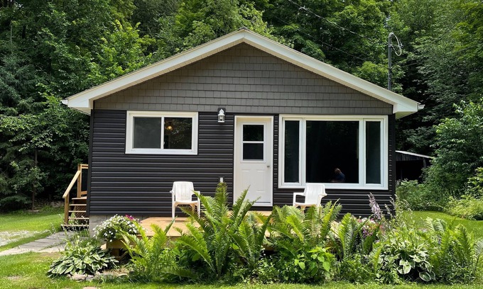 Norland Cottage | Cozy, Clean 3-bed-1-Bath Pet Friendly Cottage in The Kawarthas!