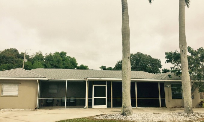 Pine Island Center House | Cozy, clean duplex with outdoor dinning.