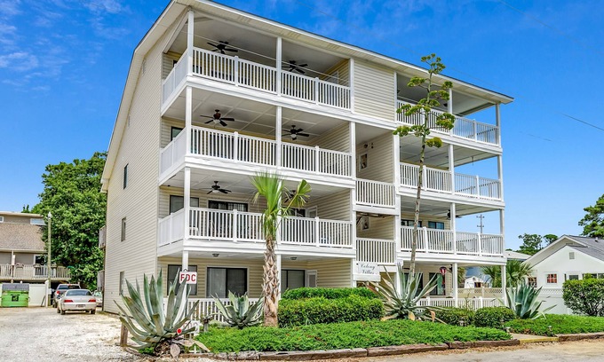 Surfside Beach Condo | Cozy/Clean Ground Floor Surfside Beach Condo 1 Block walk to Beach Pet Friendly