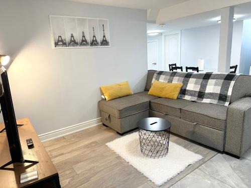 Erin Mills Apartment | Cozy & Comfortable basement apartment