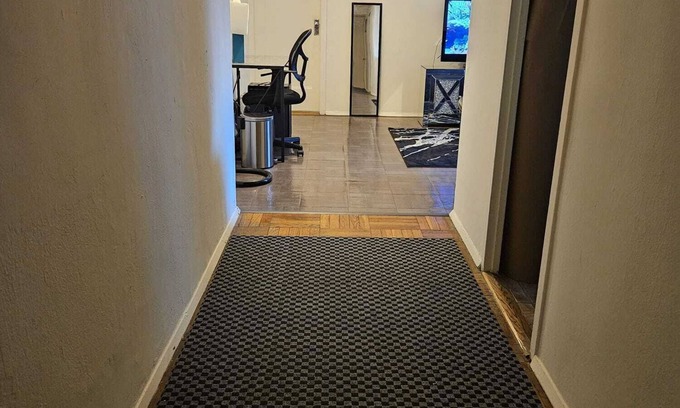 East Bronx House | Cozy Condo Quiet Neighborhood In The Bronx! 30 minutes to Manhattan