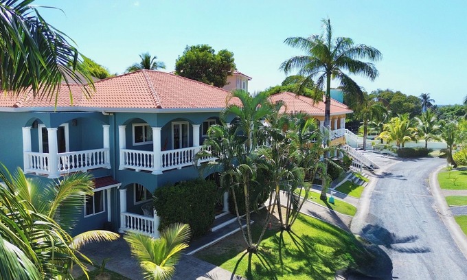 West End Villa | Cozy Condo @Sunset Villas, West End