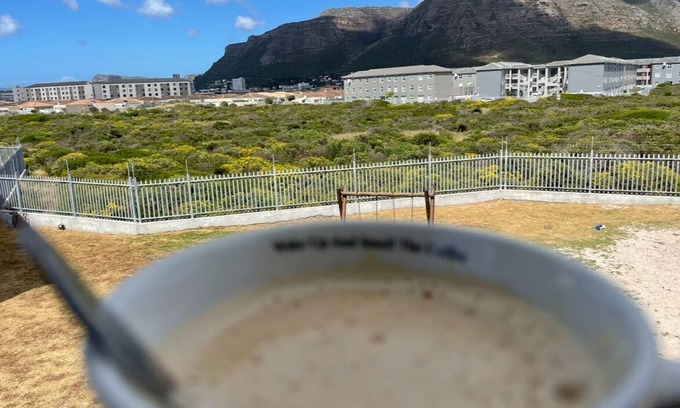 Muizenberg Apartment | Cozy corner apartment Muizenberg 2-bedroom apartment with WiFi