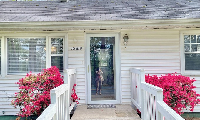 Cumberland House | Cozy Cottage 2 bedroom house one and half bathrooms Cumberland, Md with AC, WiFi