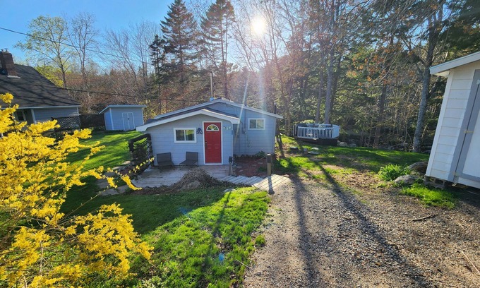 Middle River Cottage | Cozy cottage by the river perfect for nature lovers & pet friendly