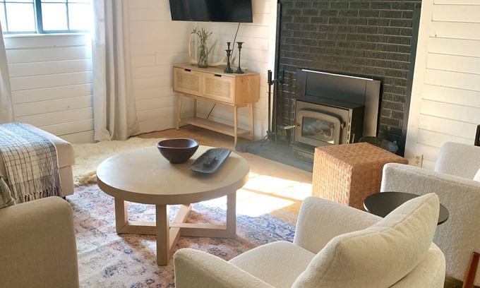 Cloudcroft Cabin | Cozy Cottage Cabin with Wood Burning Fireplace - Pet Friendly! Charming Updates!