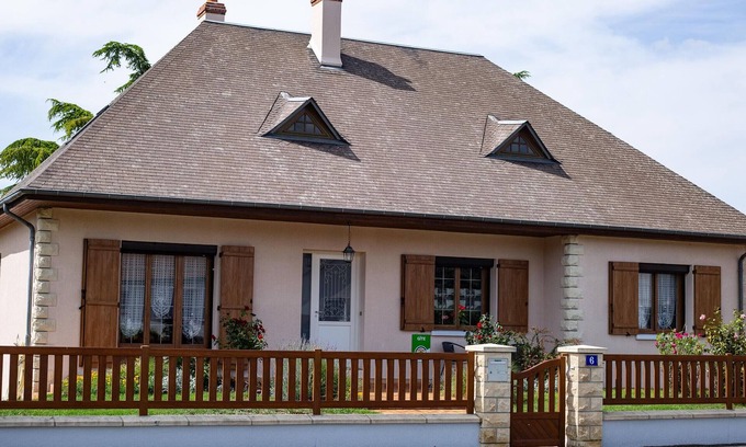 Artenay Cottage | Cozy Cottage in Artenay: 3 Bedrooms, All-Inclusive Amenities, Near Paris & Orléans!