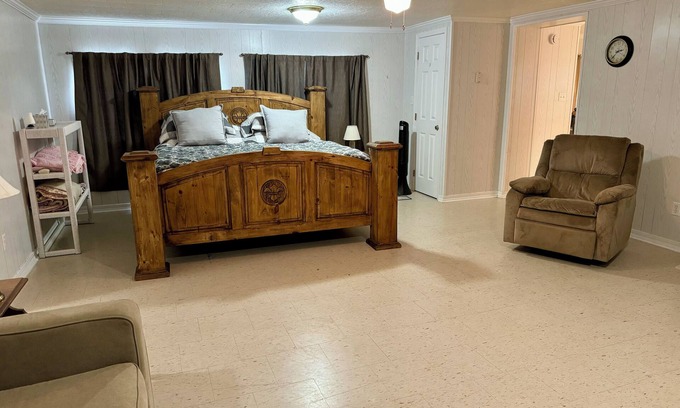 Village Cottage | Cozy cottage in charming Shongaloo with AC/Heat