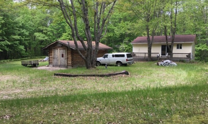 Le Roy House | Cozy Cottage in the woods at Rose Lake