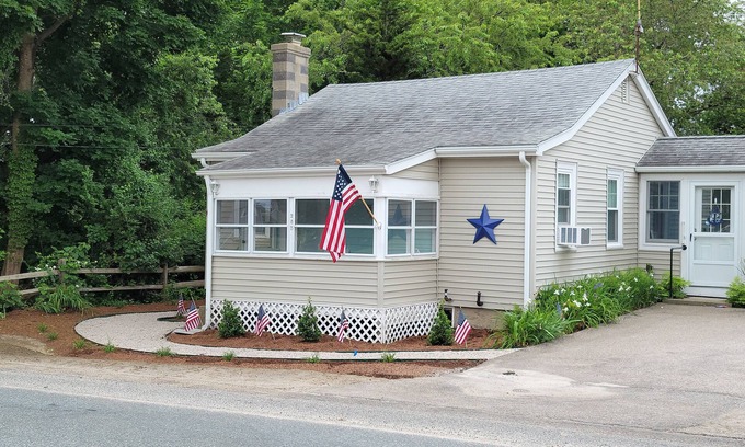 Snug Harbor Cottage | Cozy Cottage in Snug Harbor, minutes to the beach (pet friendly)