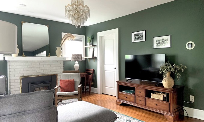 Walton House | Cozy Cottage on Main. Halfway between the Ark and Creation Museum!